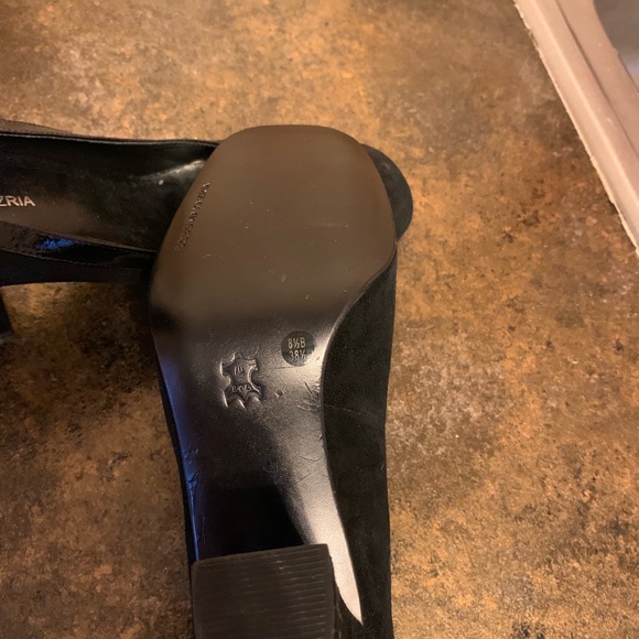 🌈 BCBGMaxAzria Black Suede Chunky Heels - Picture 7 of 7